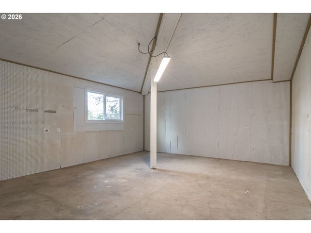 765 W RAINBOW St, Roseburg, OR 97471