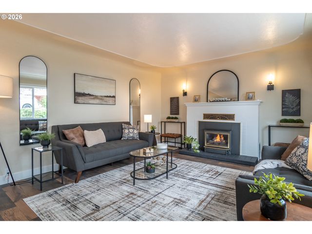 765 W RAINBOW St, Roseburg, OR 97471