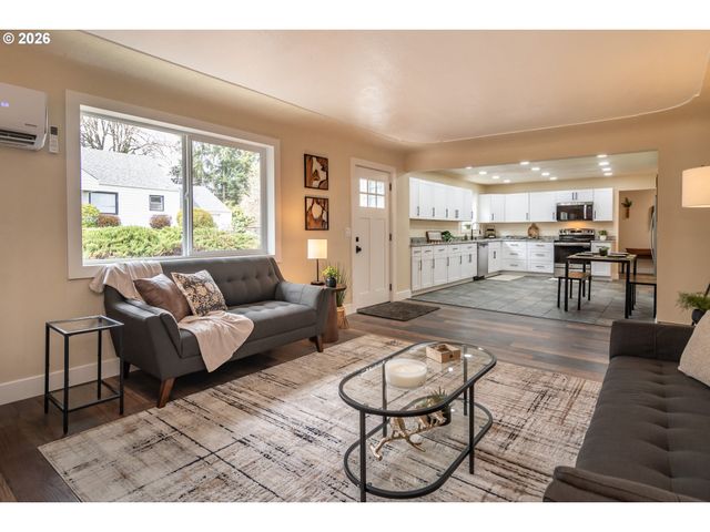 765 W RAINBOW St, Roseburg, OR 97471