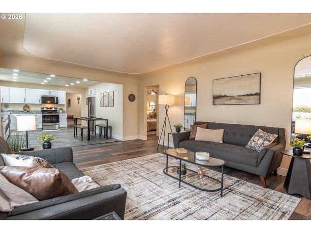 765 W RAINBOW St, Roseburg, OR 97471