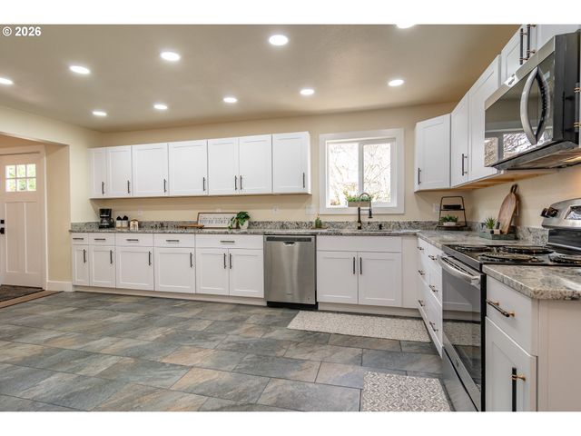 765 W RAINBOW St, Roseburg, OR 97471