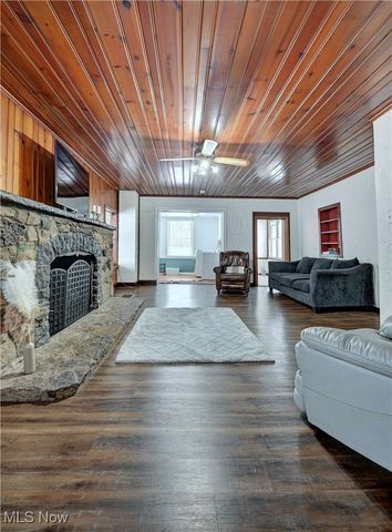 5796 St Rt 250, Beach City, OH 44608