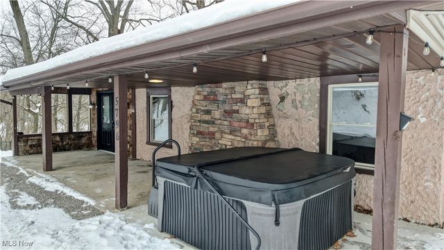 5796 St Rt 250, Beach City, OH 44608