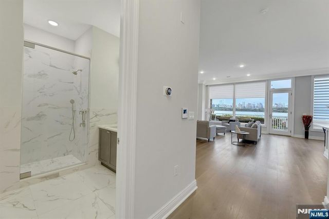 3 Somerset Lane 109, Edgewater, NJ 07020