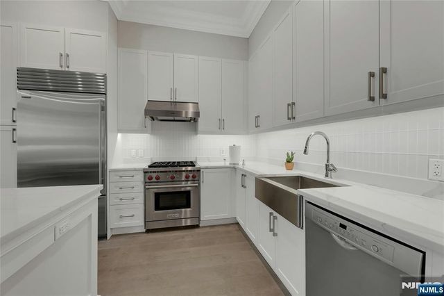 3 Somerset Lane 109, Edgewater, NJ 07020