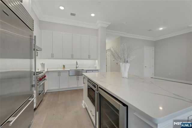 3 Somerset Lane 109, Edgewater, NJ 07020