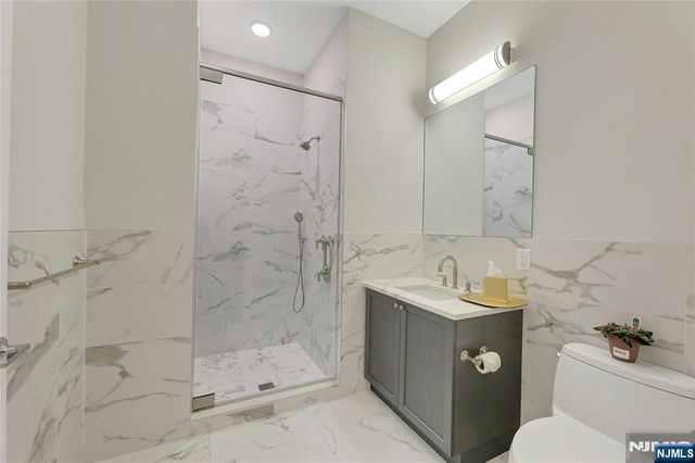 3 Somerset Lane 109, Edgewater, NJ 07020