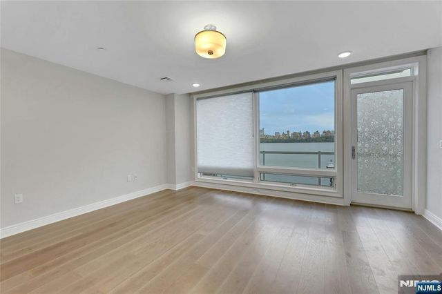 3 Somerset Lane 109, Edgewater, NJ 07020