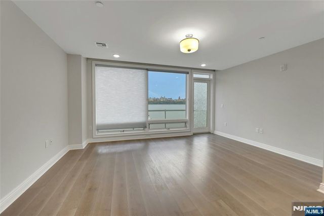 3 Somerset Lane 109, Edgewater, NJ 07020