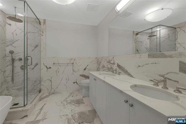 3 Somerset Lane 109, Edgewater, NJ 07020