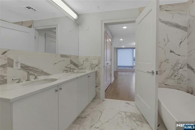 3 Somerset Lane 109, Edgewater, NJ 07020