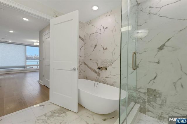 3 Somerset Lane 109, Edgewater, NJ 07020