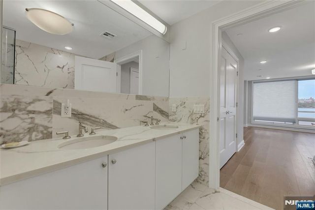 3 Somerset Lane 109, Edgewater, NJ 07020