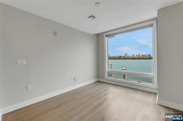 3 Somerset Lane 109, Edgewater, NJ 07020