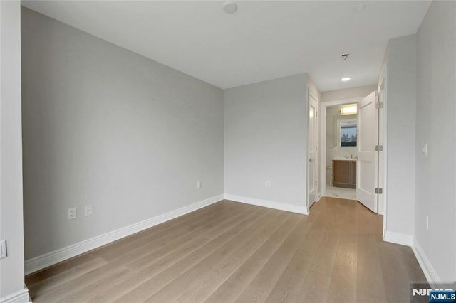 3 Somerset Lane 109, Edgewater, NJ 07020