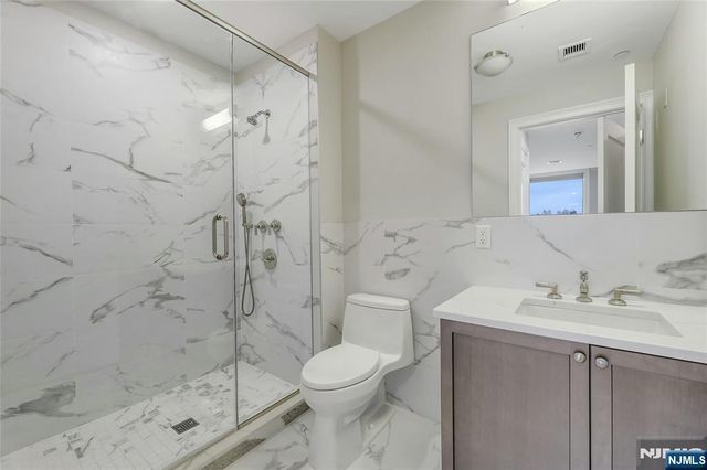 3 Somerset Lane 109, Edgewater, NJ 07020