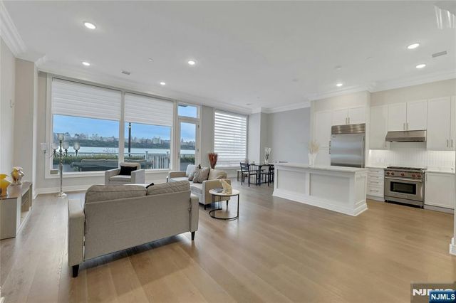 3 Somerset Lane 109, Edgewater, NJ 07020