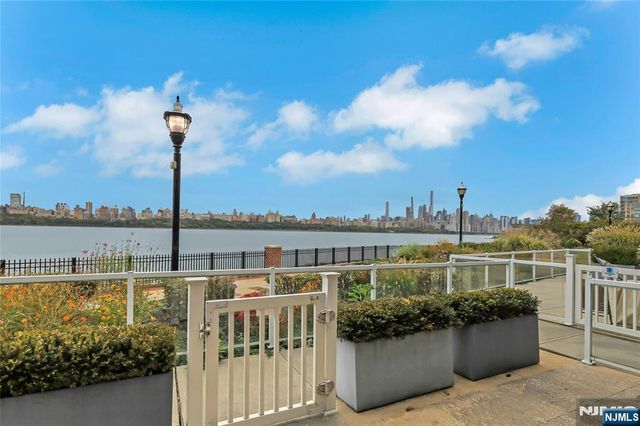 3 Somerset Lane 109, Edgewater, NJ 07020