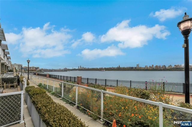 3 Somerset Lane 109, Edgewater, NJ 07020