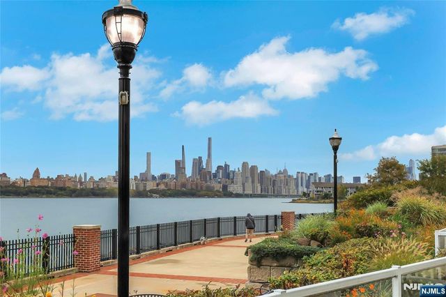 3 Somerset Lane 109, Edgewater, NJ 07020