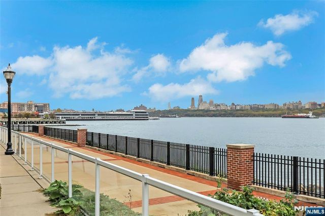 3 Somerset Lane 109, Edgewater, NJ 07020