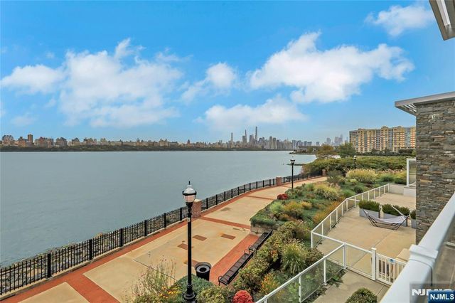 3 Somerset Lane 109, Edgewater, NJ 07020