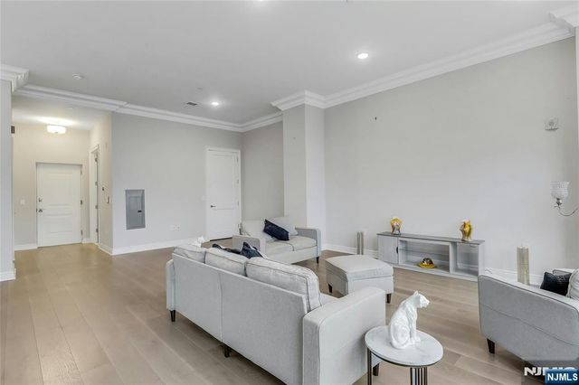 3 Somerset Lane 109, Edgewater, NJ 07020