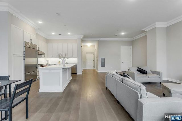 3 Somerset Lane 109, Edgewater, NJ 07020