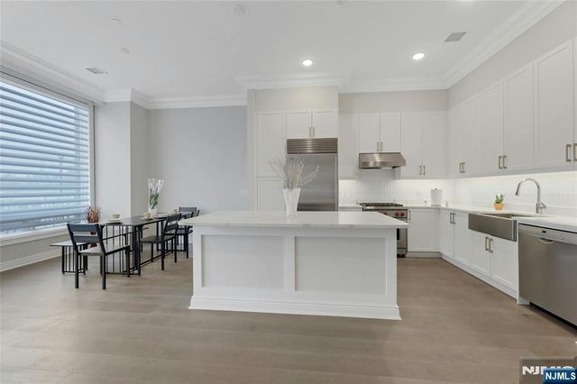 3 Somerset Lane 109, Edgewater, NJ 07020