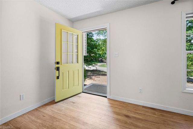 1111 5th Avenue, Lexington, NC 27295