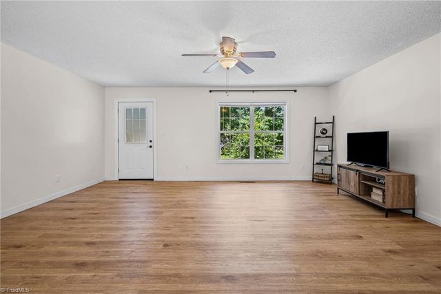 1111 5th Avenue, Lexington, NC 27295