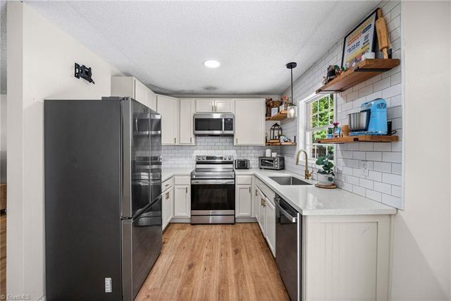 1111 5th Avenue, Lexington, NC 27295