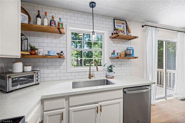 1111 5th Avenue, Lexington, NC 27295