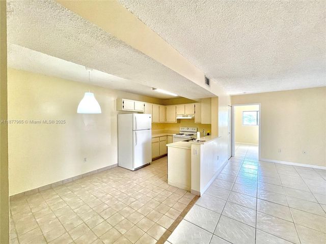 251 W Palm Cir W 206, Pembroke Pines, FL 33025