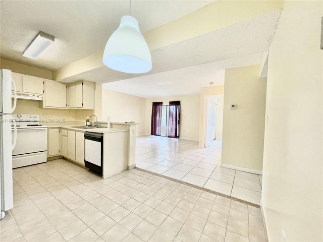 251 W Palm Cir W 206, Pembroke Pines, FL 33025