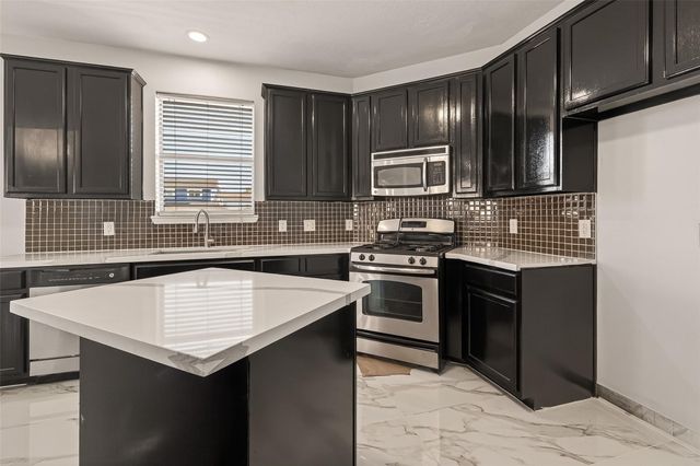 71 N Forrest Avenue, La Porte, TX 77571