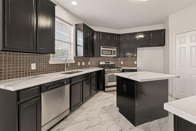 71 N Forrest Avenue, La Porte, TX 77571