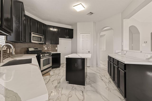 71 N Forrest Avenue, La Porte, TX 77571