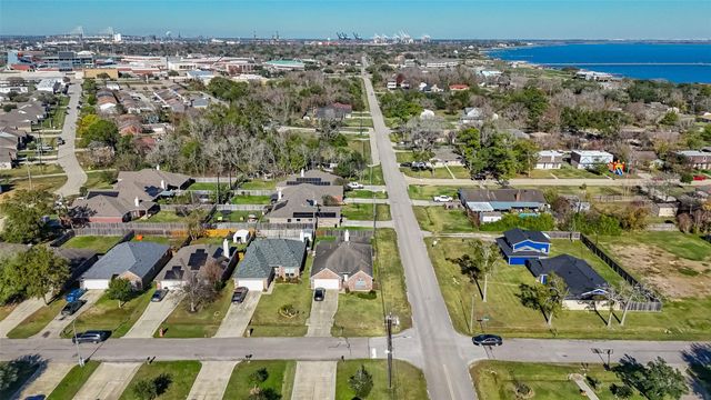 71 N Forrest Avenue, La Porte, TX 77571