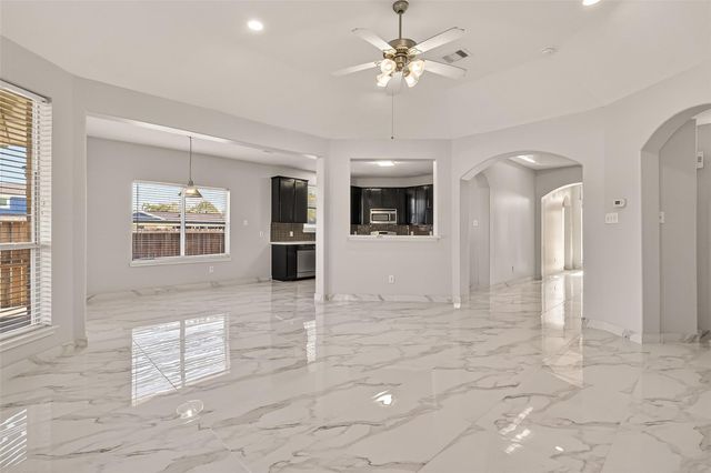 71 N Forrest Avenue, La Porte, TX 77571