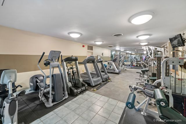 720 W Gordon Terrace 19F, Chicago, IL 60613