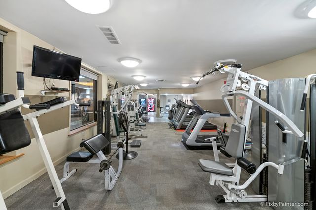 720 W Gordon Terrace 19F, Chicago, IL 60613
