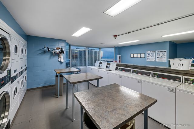 720 W Gordon Terrace 19F, Chicago, IL 60613