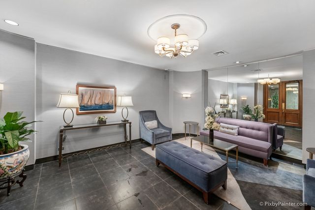 720 W Gordon Terrace 19F, Chicago, IL 60613
