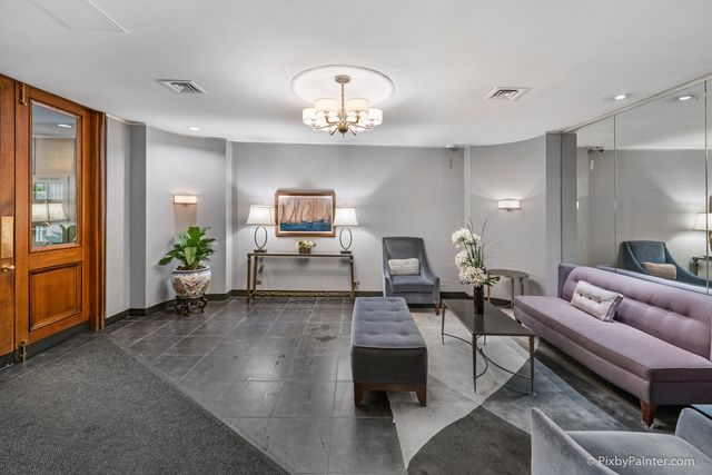 720 W Gordon Terrace 19F, Chicago, IL 60613