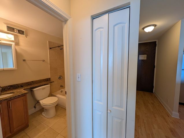 720 W Gordon Terrace 19F, Chicago, IL 60613