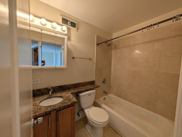 720 W Gordon Terrace 19F, Chicago, IL 60613