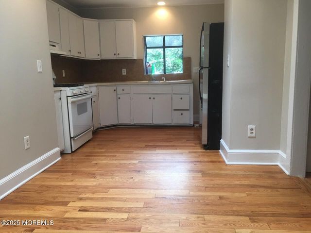 16 Leighton Place, Red Bank, NJ 07701