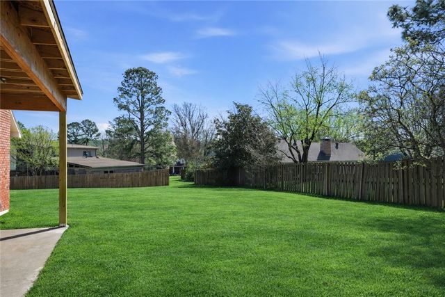 1409 Oaks Manor Drive, Fayetteville, AR 72703