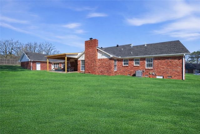 1409 Oaks Manor Drive, Fayetteville, AR 72703